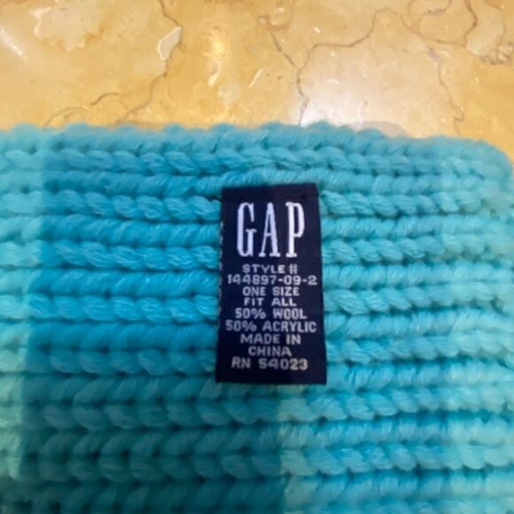 Tri color blue and cream knit scarf from the GAP - Picture 3 of 3